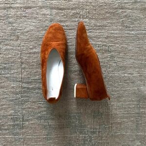 Mildred Classic Pump in Suede